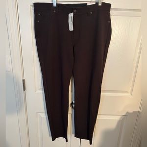 NEVER WORN. NWT Chico’s Ponte 5 Pocket SH Pants. Chocolate